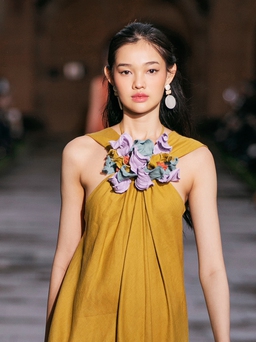Mặc linen cho mùa biển gọi