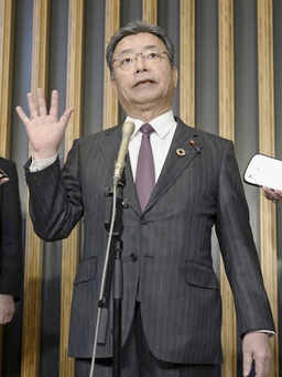 Quan chức Nhật hứng chỉ trích vì vẫn ăn uống sau tin thủ tướng bị tấn công