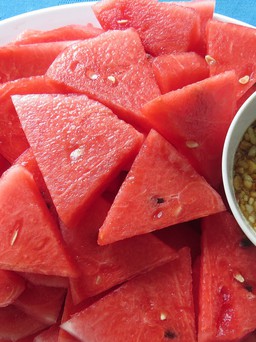 Hương vị quê hương: Dưa hấu chấm… mắm đậu