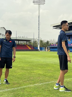 U.22 Việt Nam: HLV Troussier ấn tượng với sân Prince sẽ đá với Lào