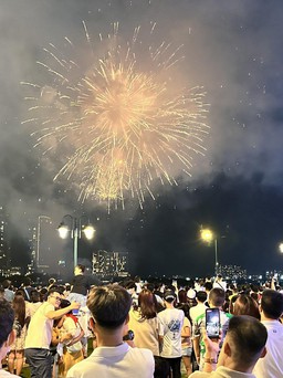 Trung tâm TP.HCM đông nghẹt người xem pháo hoa dịp lễ 30.4