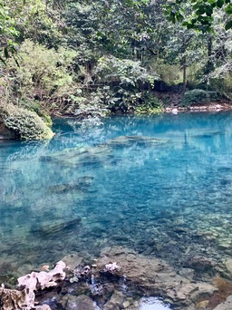 Ngắm cảnh đẹp như tranh, nước xanh như ngọc ở suối Lênin dịp nghỉ lễ 30.4