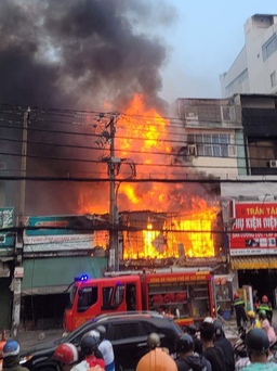 TP.HCM: Cháy một quán ăn ở Q.Bình Thạnh, lan sang hai cửa hàng khác
