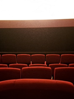 Vì sao có những người trẻ đi xem phim một mình?