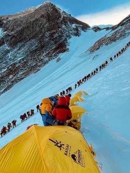 Vì sao nhiều thi thể nằm rải rác trên đỉnh Everest mà không được đưa xuống?