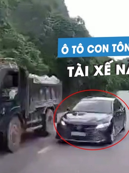Toyota Camry vượt ẩu va chạm với xe khách phóng 70 km/giờ trên đèo: Xe nào sai?