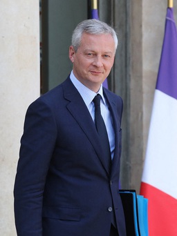 Bộ trưởng Pháp gây tranh cãi vì viết tiểu thuyết 'ướt át' khi kinh tế khó khăn