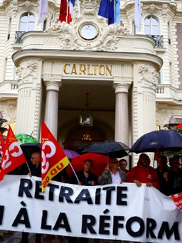 Dưới hào quang LHP Cannes, nhân viên khách sạn phản đối điều kiện làm việc tồi tệ