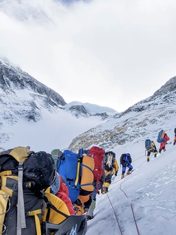 Vì sao thi thể trên đỉnh Everest ít khi được đưa xuống?