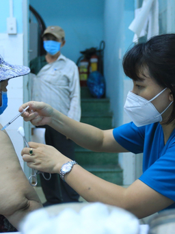 Việt Nam triển khai tiêm nhắc lại vắc xin Covid-19 cho nhóm nguy cơ