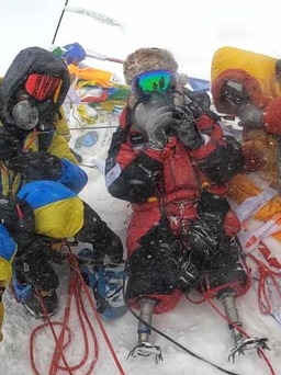 Cựu binh Gurkha cụt 2 chân chinh phục thành công đỉnh Everest