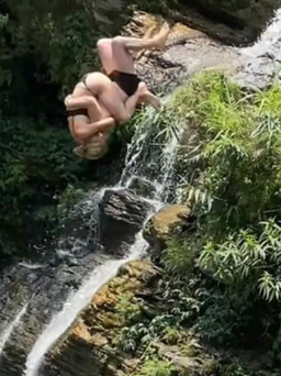 Giật mình cảnh cặp du khách nước ngoài ôm nhau lộn xuống thác nước ở Hà Giang