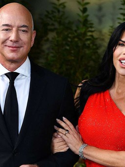 Tỉ phú Jeff Bezos đính hôn với bạn gái phóng viên