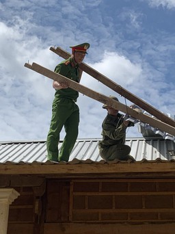 Thừa Thiên - Huế: Lực lượng vũ trang giúp dân lợp lại mái nhà sau giông lốc
