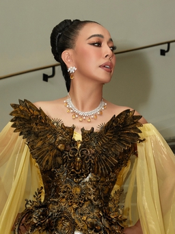 Nhà thiết kế Việt gây choáng với áo corset khắc họa nữ thần Athena