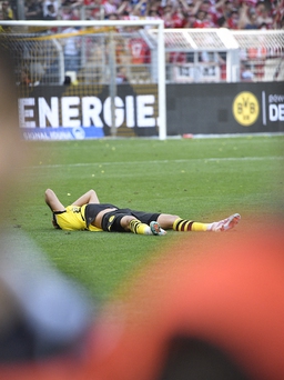 Bundesliga: HLV của Dortmund rưng rưng nước mắt nói về 'kết thúc không có hậu'