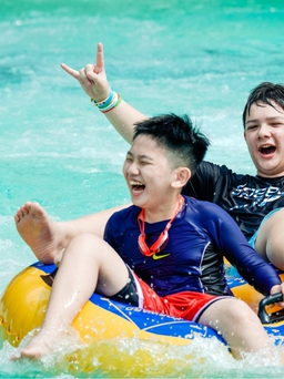 Học sinh Royal School đi siêu công viên nước, trải nghiệm cột sóng cao nhất Việt Nam