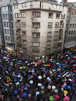 Mặc mưa gió, hàng vạn người Serbia xuống đường biểu tình sau vụ xả súng đẫm máu