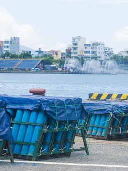 Cận cảnh sân khấu khủng và 'trận địa' pháo hoa bên sông Hàn