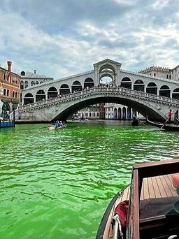 Nước kênh đào ở Venice bất ngờ đổi thành màu xanh huỳnh quang