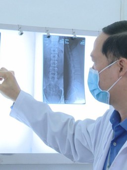 Gãy xương sườn sau khi đi bẻ khớp tại nhà thầy lang