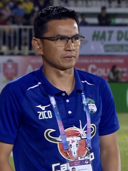 HLV Kiatisak phản ứng vì HAGL không được hưởng phạt đền trận thắng CLB Hà Nội