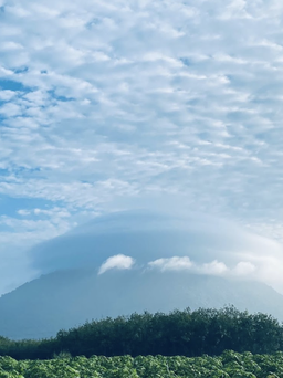 Núi Bà Đen lại đón mây 'đĩa bay' ngay trước Lễ mừng Phật Đản
