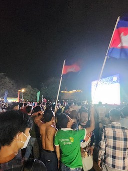 Người Campuchia tận hưởng bóng đá tại SEA Games 32