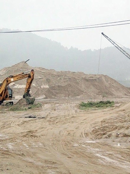 Người xây nhà 'toát mồ hôi' vì giá cát tăng