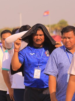 SEA Games 32: Hàng chục nghìn khán giả Campuchia  kiên nhẫn đội nắng chờ đến giờ G
