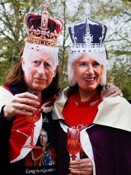 Truyền thống nghìn năm hòa vào nước Anh hiện đại trong lễ đăng quang vua Charles