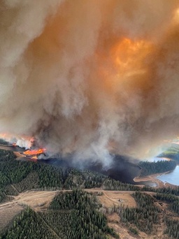 Nắng nóng gây cháy rừng chưa từng thấy ở Canada, hàng vạn người phải sơ tán