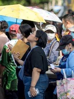 Người Thái đội nắng đi bỏ phiếu