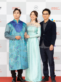 Lãnh Thanh, Phương Anh Đào mặc áo dài dự Liên hoan phim quốc tế Jeonju