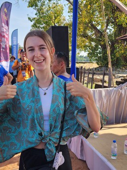 Nữ tình nguyện viên Bỉ xinh đẹp trao trái tim cho điền kinh Việt Nam