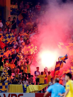 V-League 2023: Pháo sáng lại xuất hiện ở Hàng Đẫy