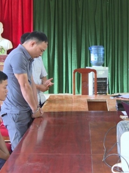 Bắt 2 cán bộ xã ăn chặn tiền điện hỗ trợ hộ nghèo