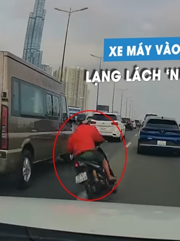 Thanh niên lái xe máy vào đường cấm, lạng lách 'như diễn xiếc' trên cầu Sài Gòn