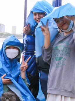Du khách đội mưa 'xí chỗ' bên bờ sông Hàn xem pháo hoa