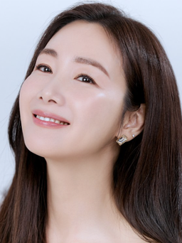 ‘Nữ hoàng nước mắt’ Choi Ji Woo xinh đẹp ở tuổi 48