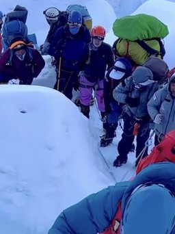 'Tắc đường' rủi ro trên đỉnh Everest