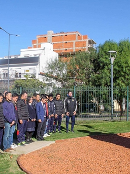 Đội tuyển futsal Việt Nam dâng hoa tại tượng đài Chủ tịch Hồ Chí Minh ở Argentina