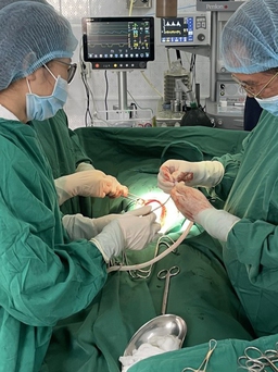 Đắk Lắk: Phẫu thuật lấy khối u buồng trứng gần 9 kg cho bé gái 15 tuổi