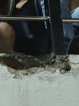 Mảng bê tông sân Lạch Tray rơi trúng CĐV trong trận đấu của đội tuyển Việt Nam