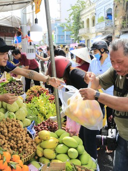 Người dân TP.HCM 'săn' trái cây giá rẻ tuần lễ trên bến dưới thuyền ở Bến Bình Đông