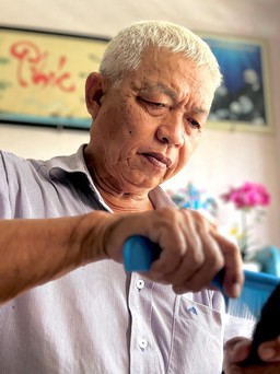 Cảm động: Người cha tóc bạc trắng bươn chải chăm con ‘29 tuổi mà như trẻ lên 3’