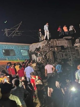 Tàu cao tốc tông trực diện tàu hàng ở Ấn Độ, hàng chục người thiệt mạng