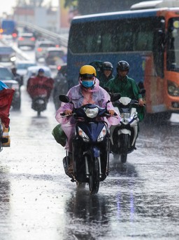 Mùa mưa ở TP.HCM: Những thói quen nguy hiểm người đi xe máy cần tránh