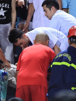 CĐV bị ngất trên khán đài sân Thiên Trường, phải nhập viện khẩn cấp 