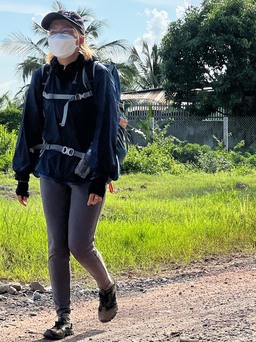 35 ngày đi bộ từ Cà Mau đến TP.HCM, cô gái 'lì đòn' tiếp tục hành trình xuyên Việt